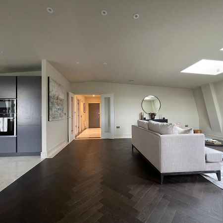 Luxurious, 2 Bed, 2 Bath Penthouse Apartment In Highly Desirable Chigwell Chcl F8 Exterior foto