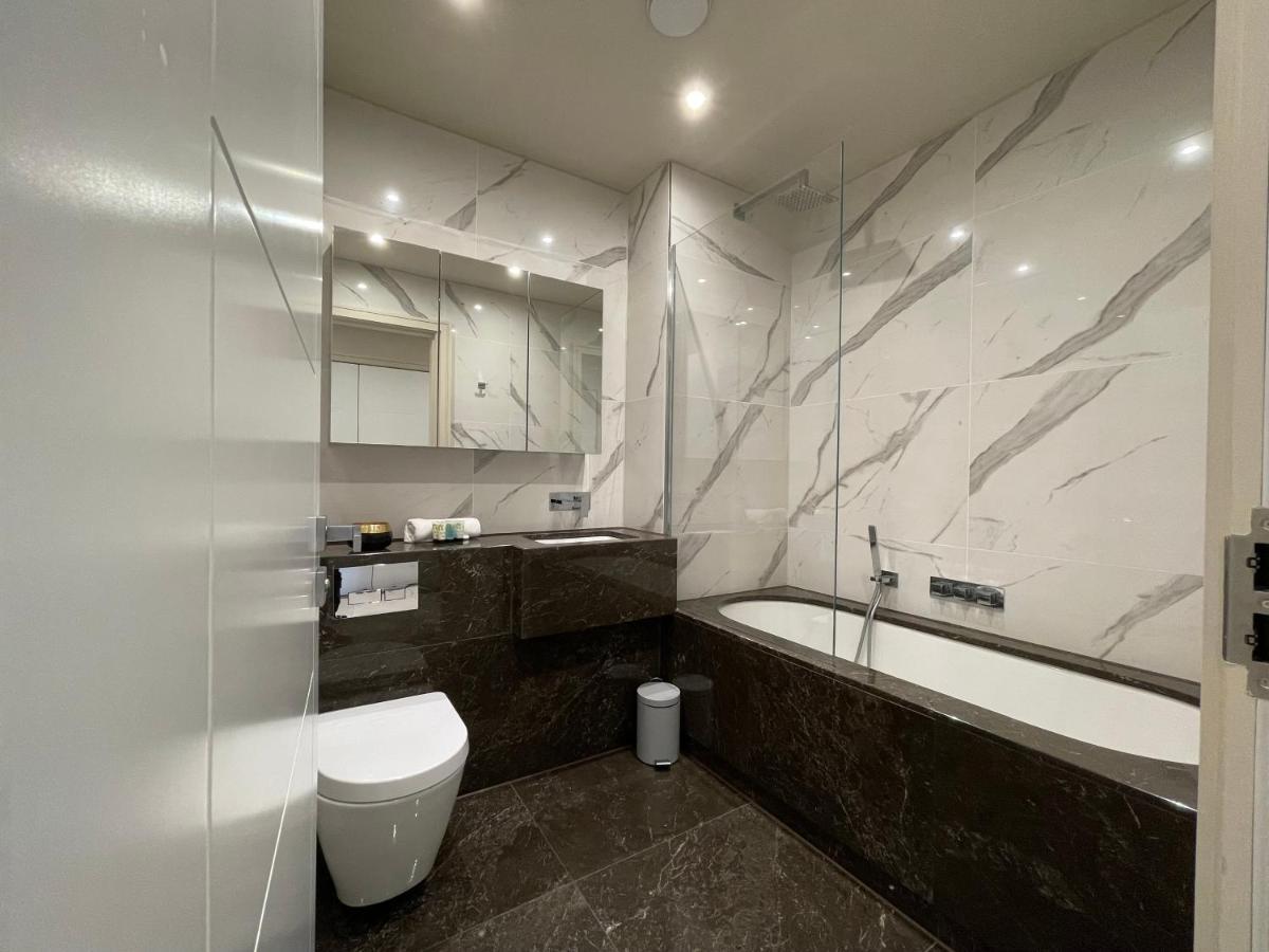 Luxurious, 2 Bed, 2 Bath Penthouse Apartment In Highly Desirable Chigwell Chcl F8 Exterior foto