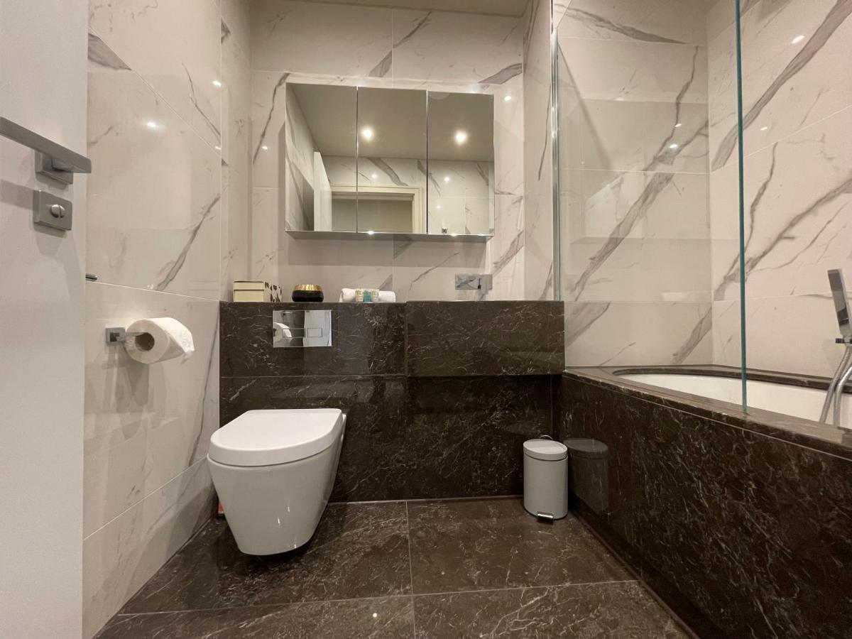 Luxurious, 2 Bed, 2 Bath Penthouse Apartment In Highly Desirable Chigwell Chcl F8 Exterior foto