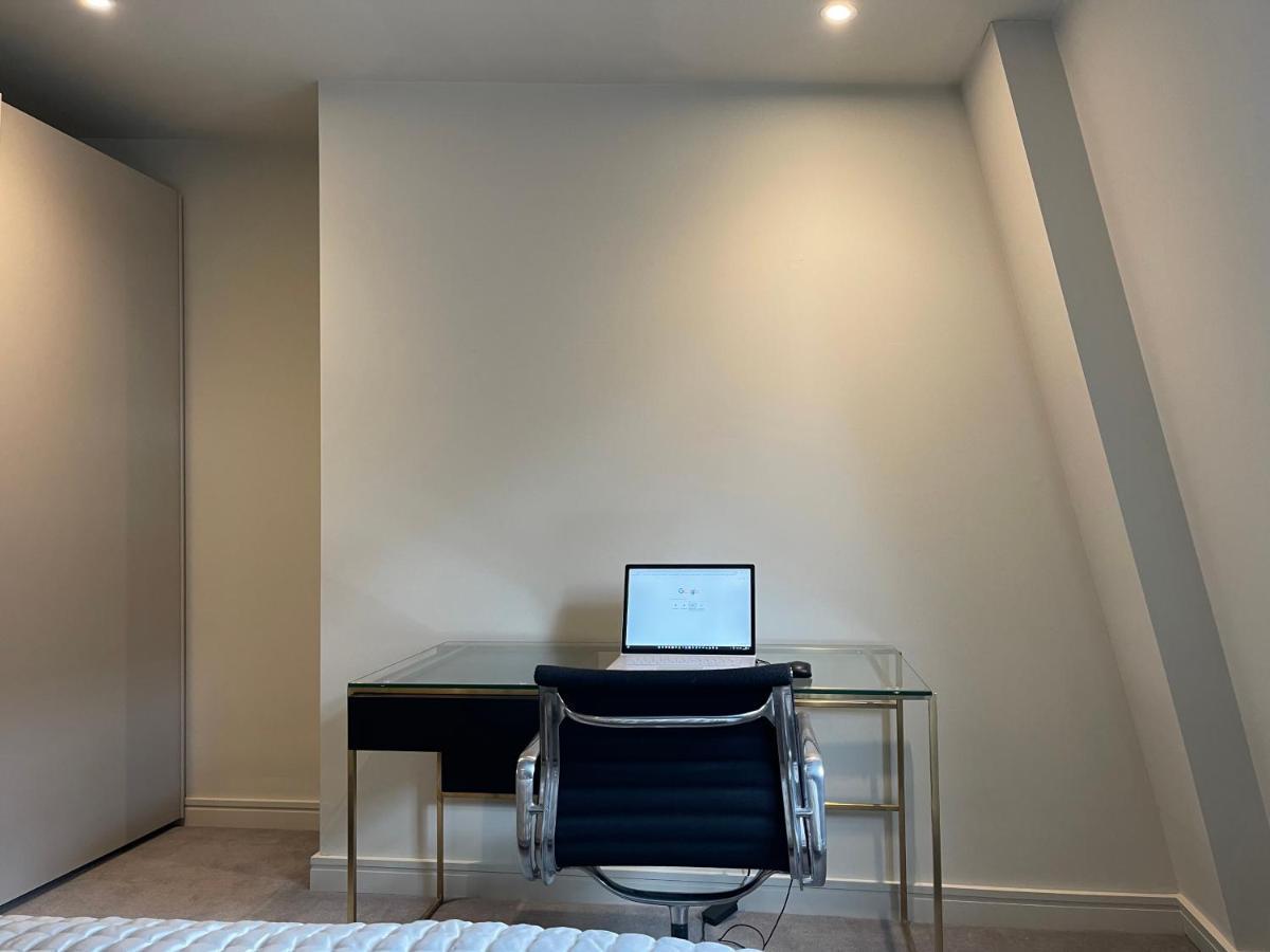 Luxurious, 2 Bed, 2 Bath Penthouse Apartment In Highly Desirable Chigwell Chcl F8 Exterior foto