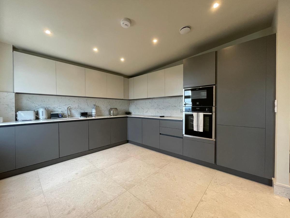 Luxurious, 2 Bed, 2 Bath Penthouse Apartment In Highly Desirable Chigwell Chcl F8 Exterior foto